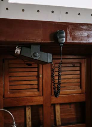 Use VHF radio station